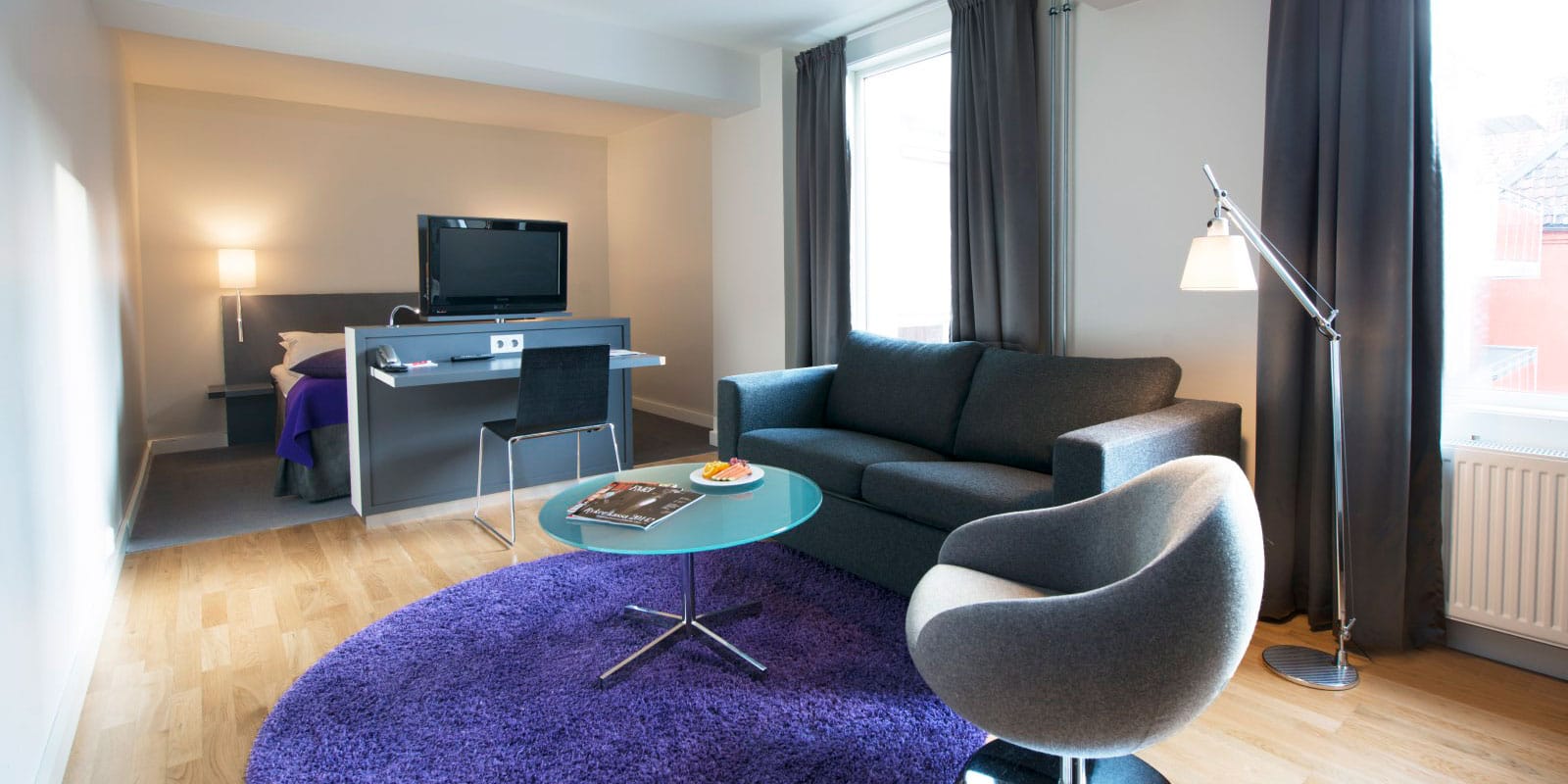 standard room double sofagruppe, skillevegg med tv og dobbeltseng