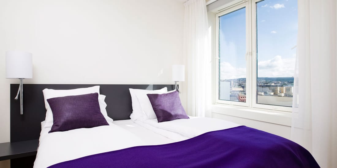 standard room triplefamily familierom dobbeltseng med vindu og utsikt over Oslo sentrum