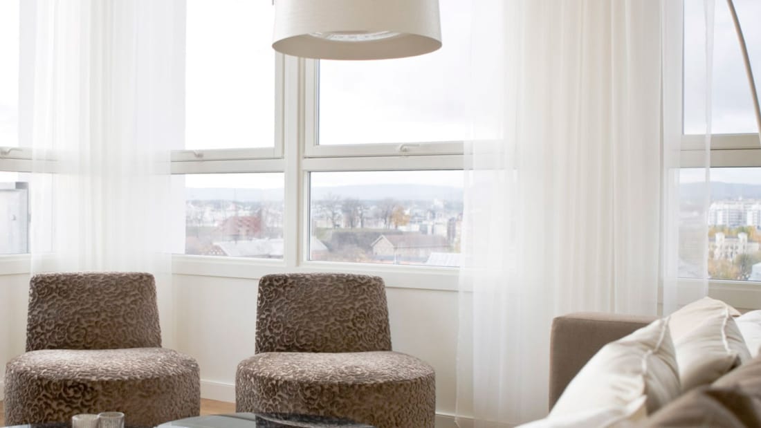 suite stue interiørdetalj og utsikt utover Oslo sentrum