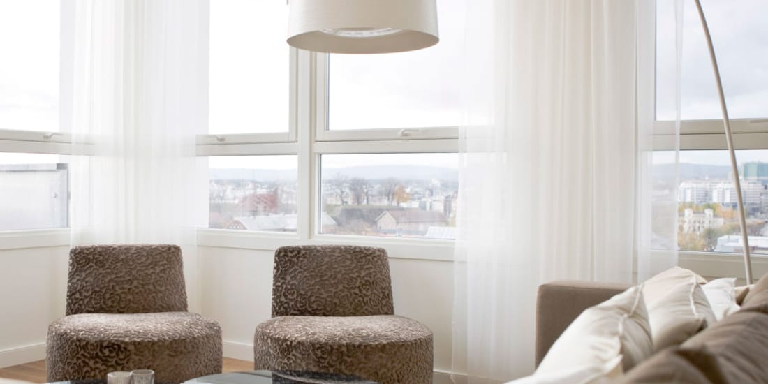 suite stue interiørdetalj og utsikt utover Oslo sentrum