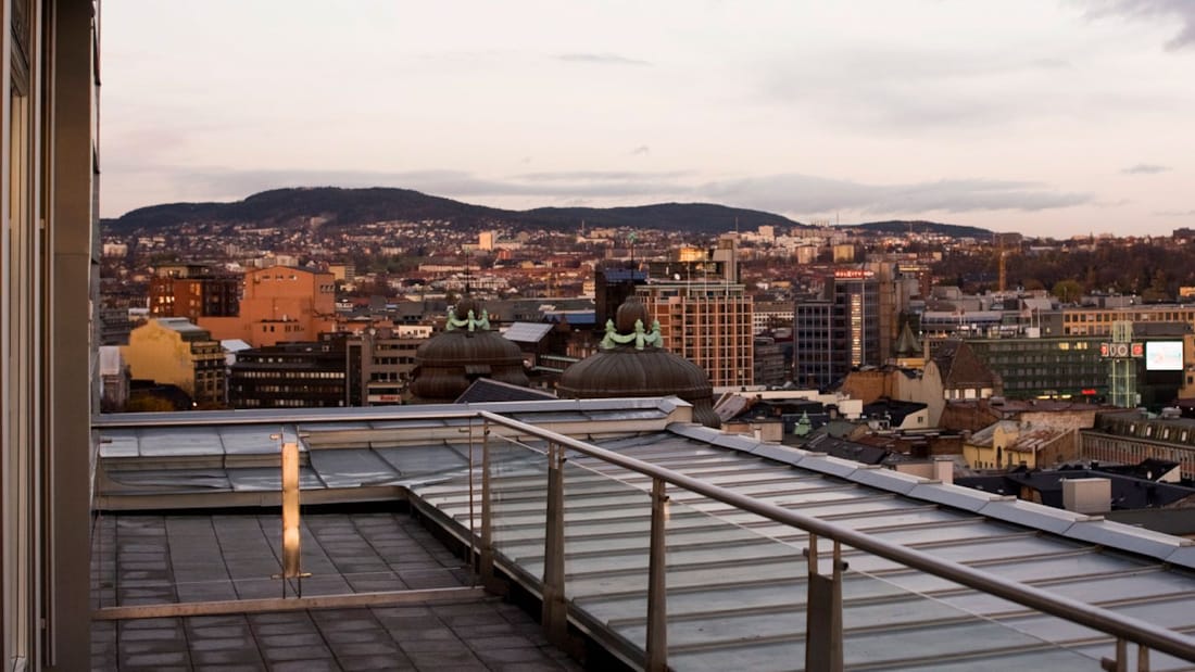 suite balkong med utsikt inn mot Oslo sentrum