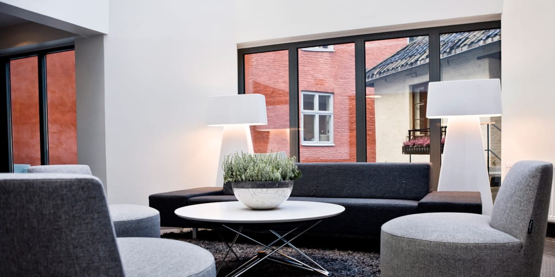 lobbyområde med sofagruppe, minimalistisk moderne interiørstil