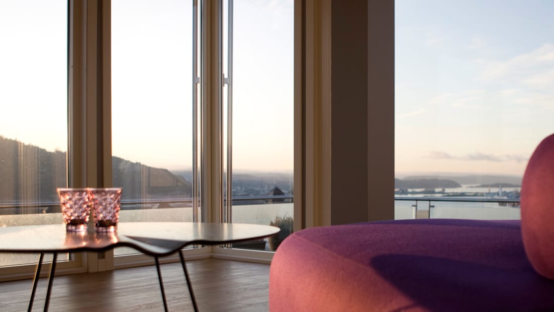 Panorama utsikt rosa sofa og landskap