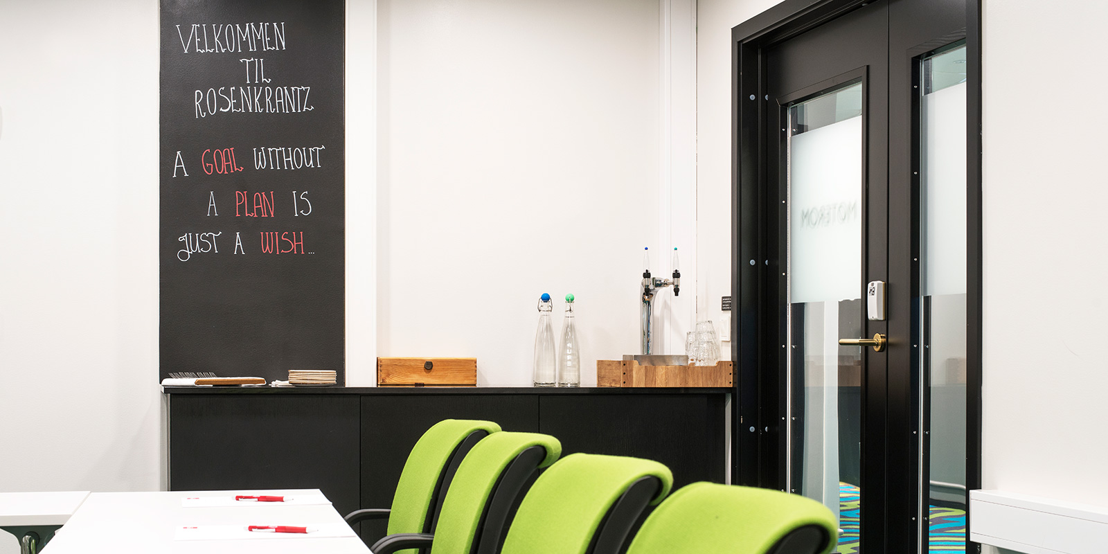 Møterom  med 12 plasser foran projektorlerret