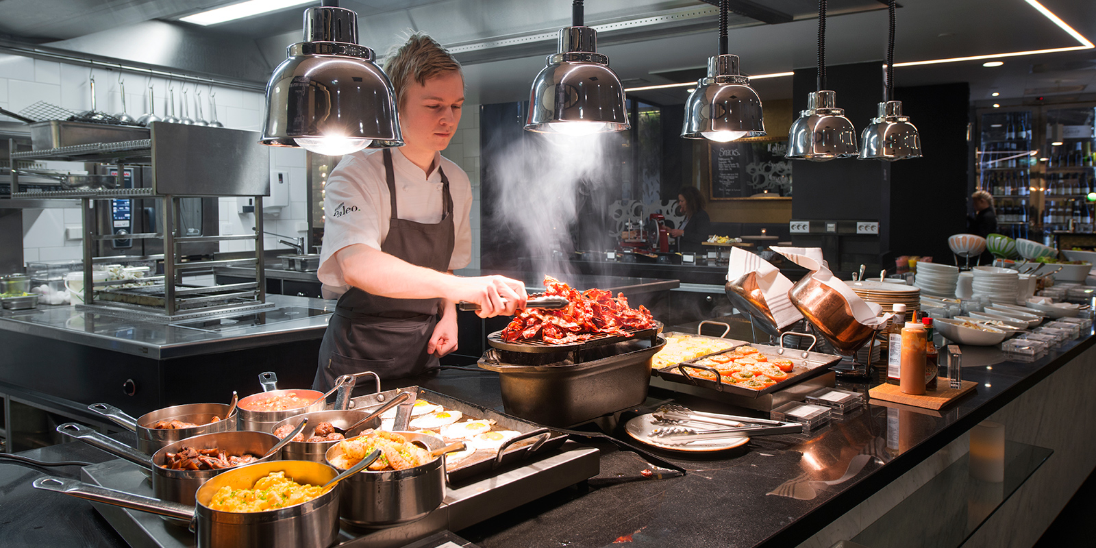 Bilde av frokostkokk som tilbereder mat på Thon Hotel Rosenkrantz i Oslo.