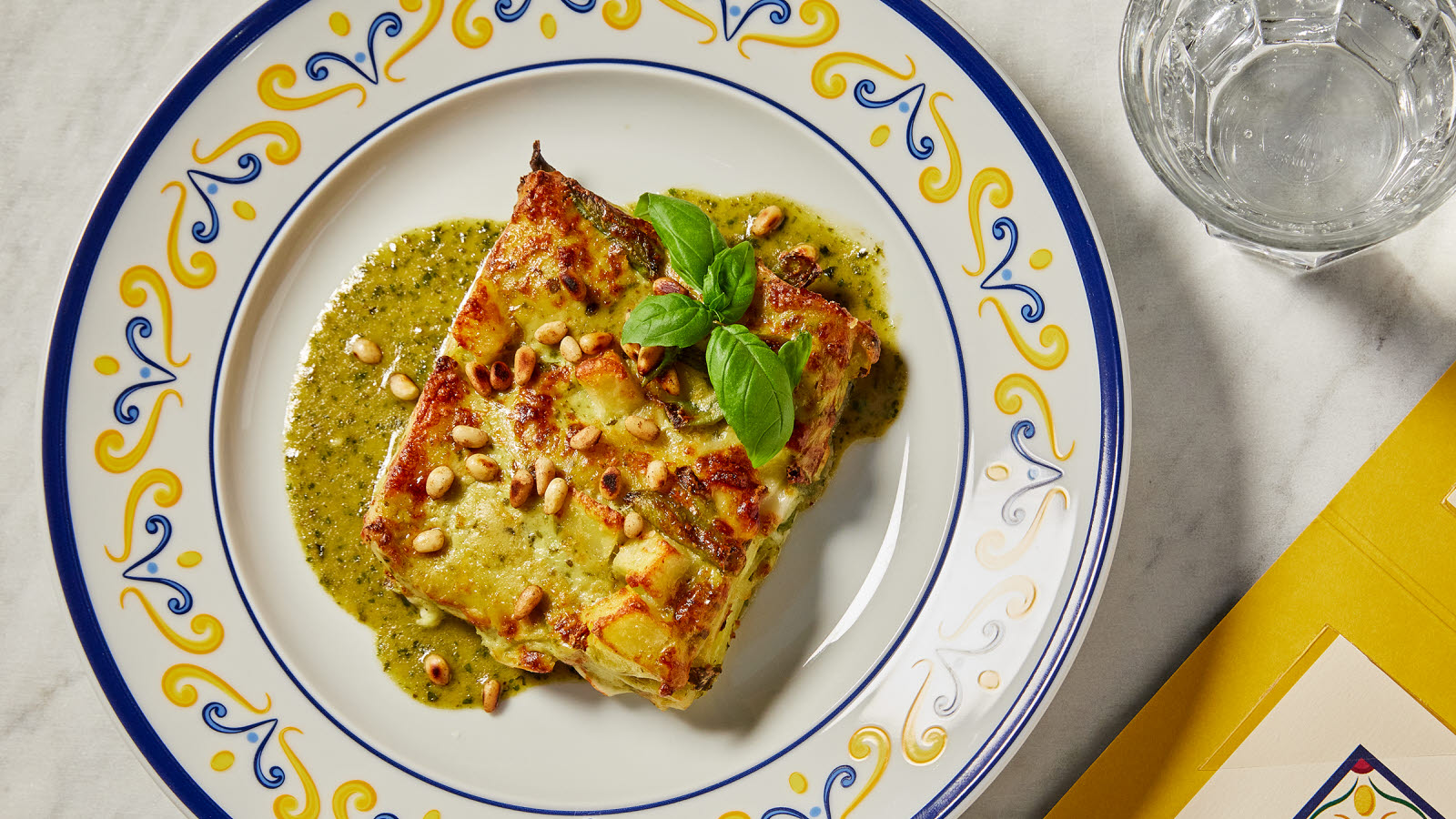 Nærbilde av pannacotta med bringebærsaus på toppen.