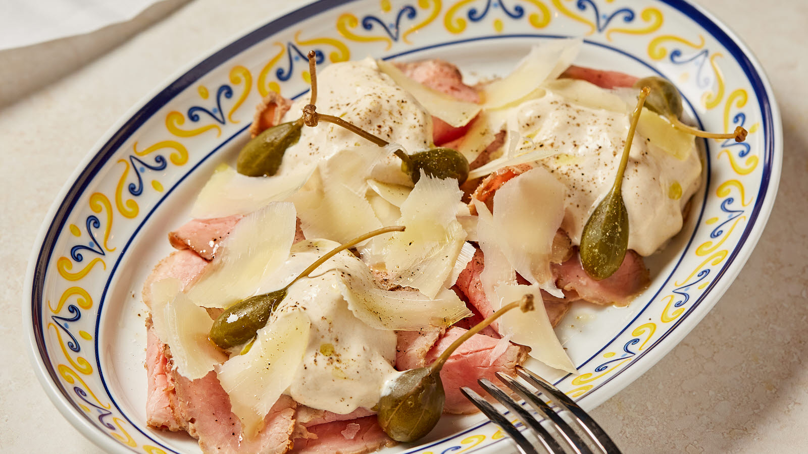 Utsnitt av italiensk matrett på et hvitt bord på restauranten Osteria della Nonna.