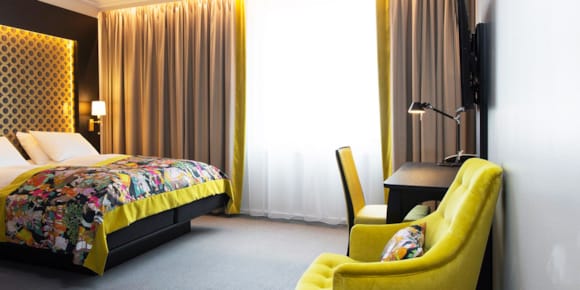 Stort og komfortabelt dobbeltrom med god sitteplass og stor seng på Thon Hotel Rosenkrantz i Oslo