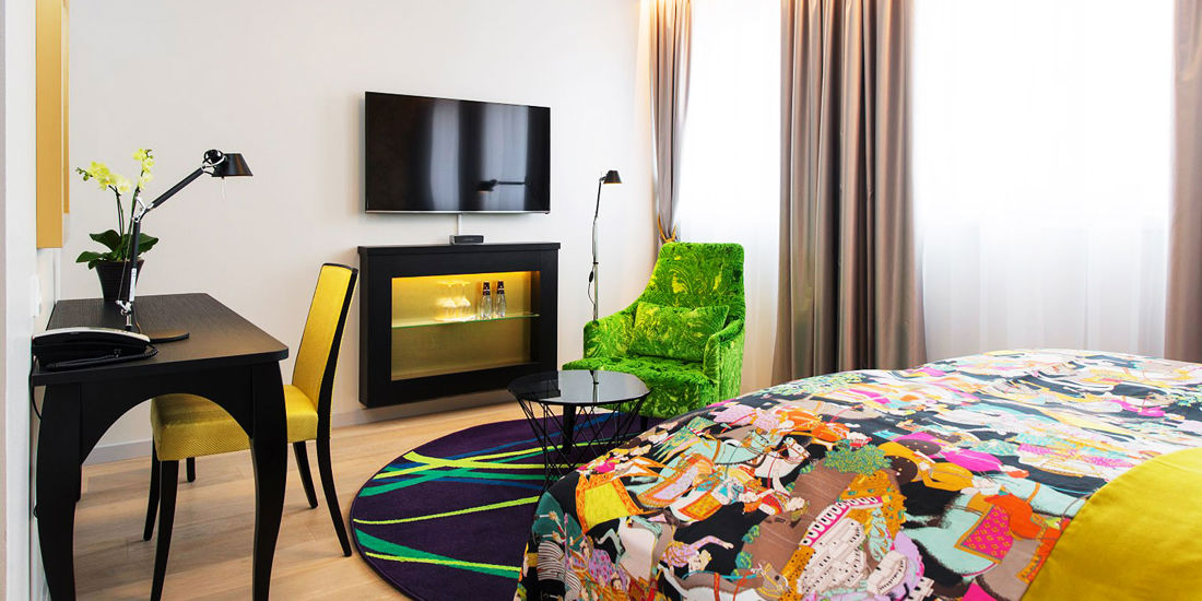 Suite med seng og sittegruppe på Thon Hotel Rosenkrantz Oslo