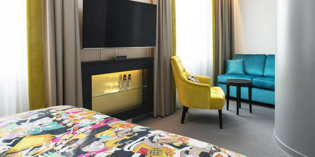superior room seng detalj av friske farger og trendy interiør