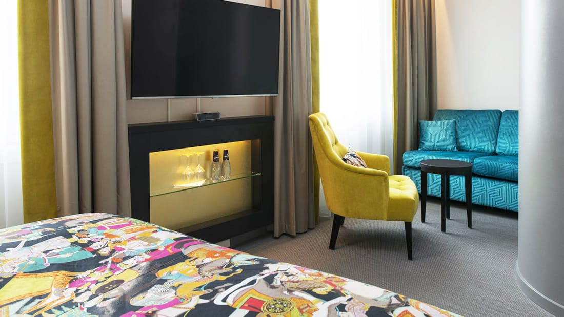 superior room seng detalj av friske farger og trendy interiør