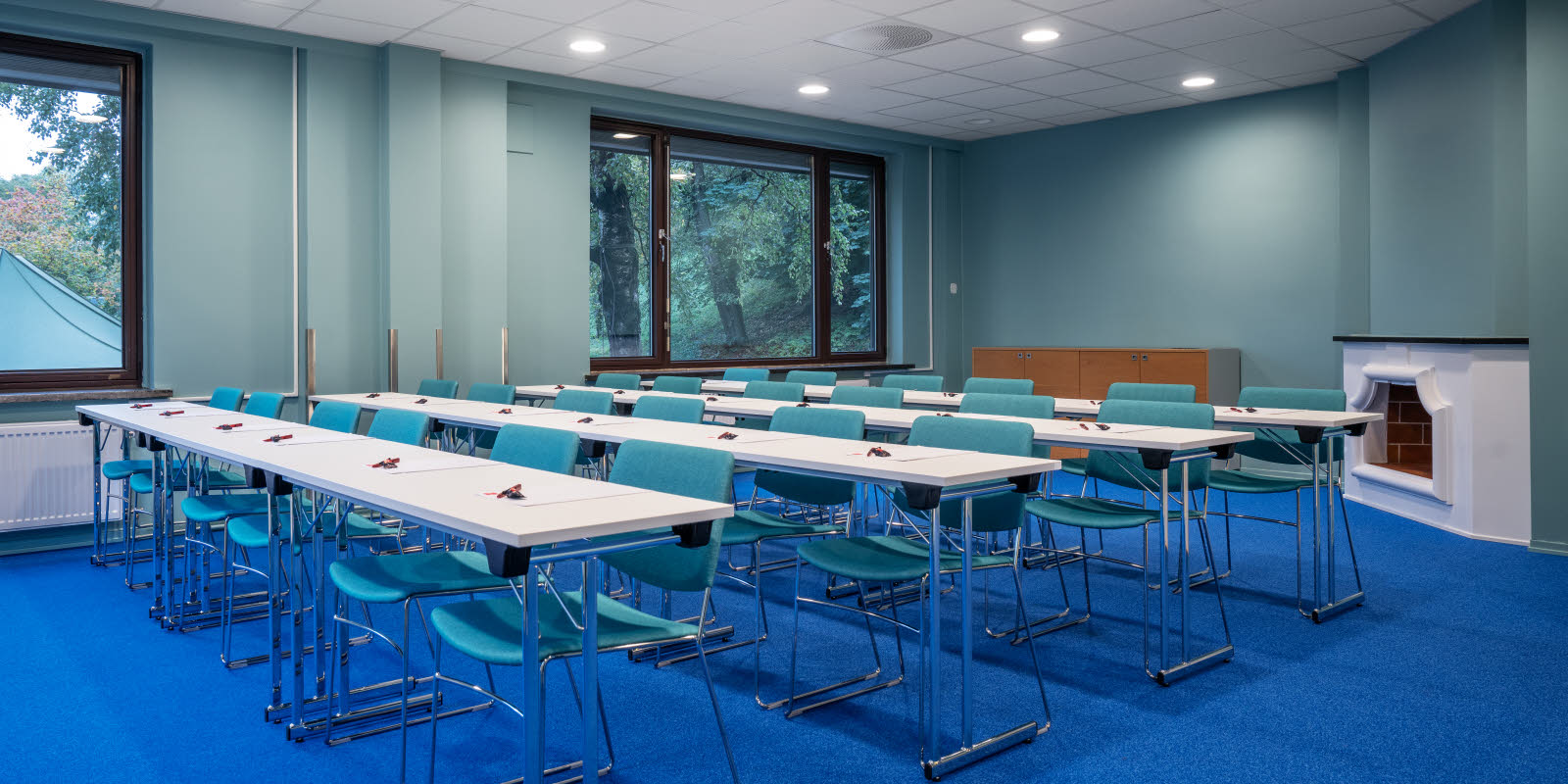 konferanserom wergeland sett forfra, klasseromsoppsett, projector i tak, vinduer bak og på venstre side, parkett på gulv