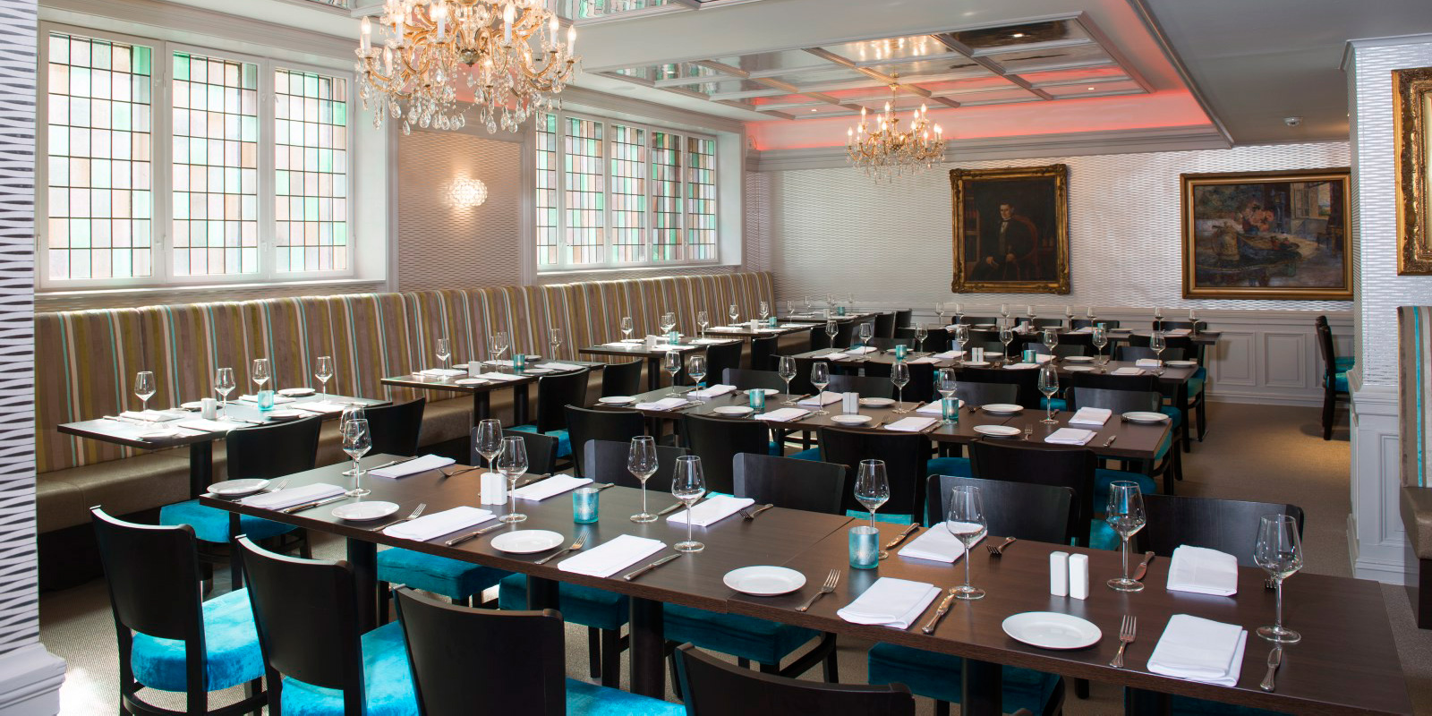 Dekkede restaurantbord, pen kveldsbelysning