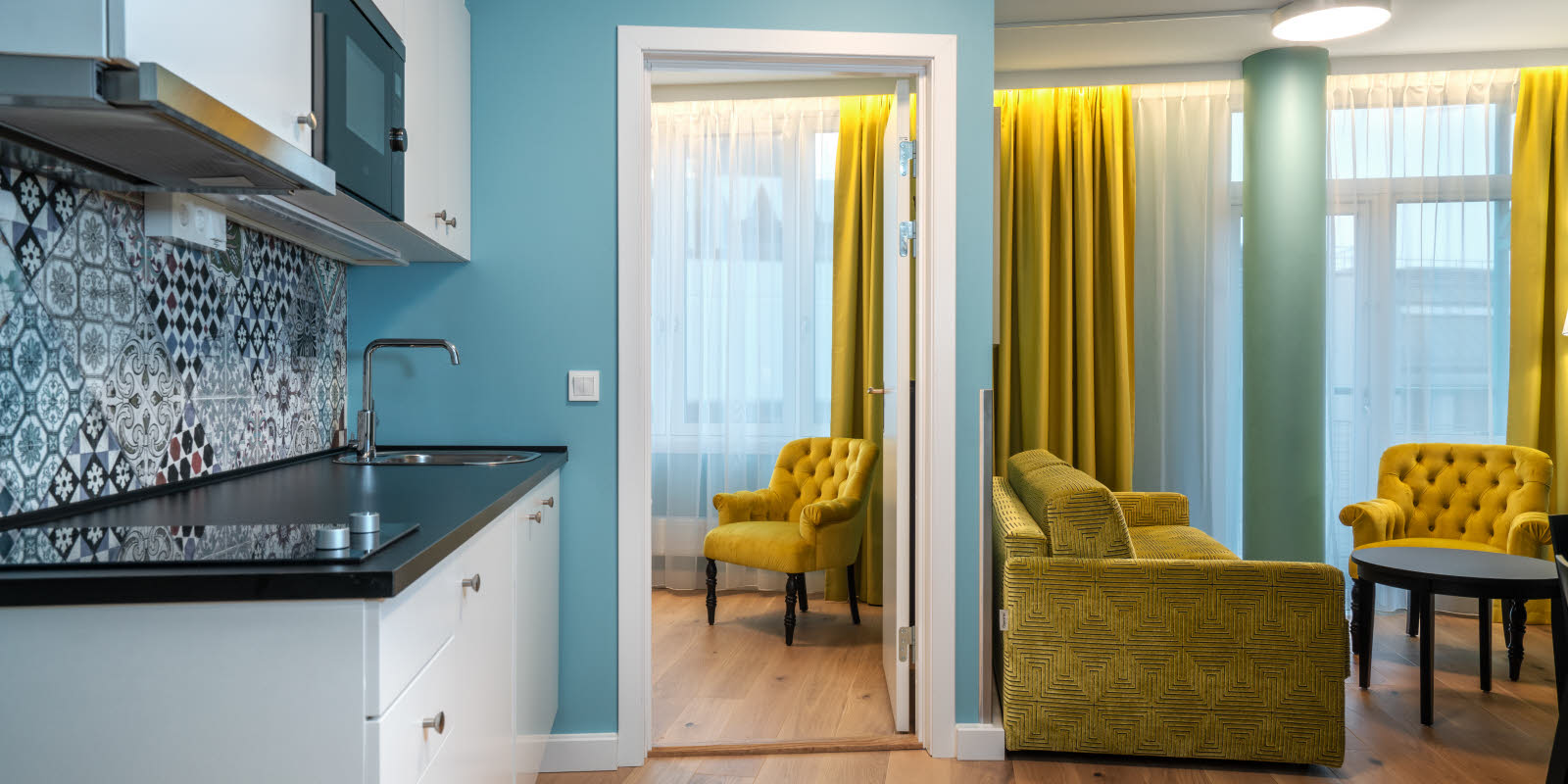 Kj&#xF8;kken, inngang til soverom og sittegruppe i 2. romsleilighet p&#xE5; Thon Hotel Slottsparken