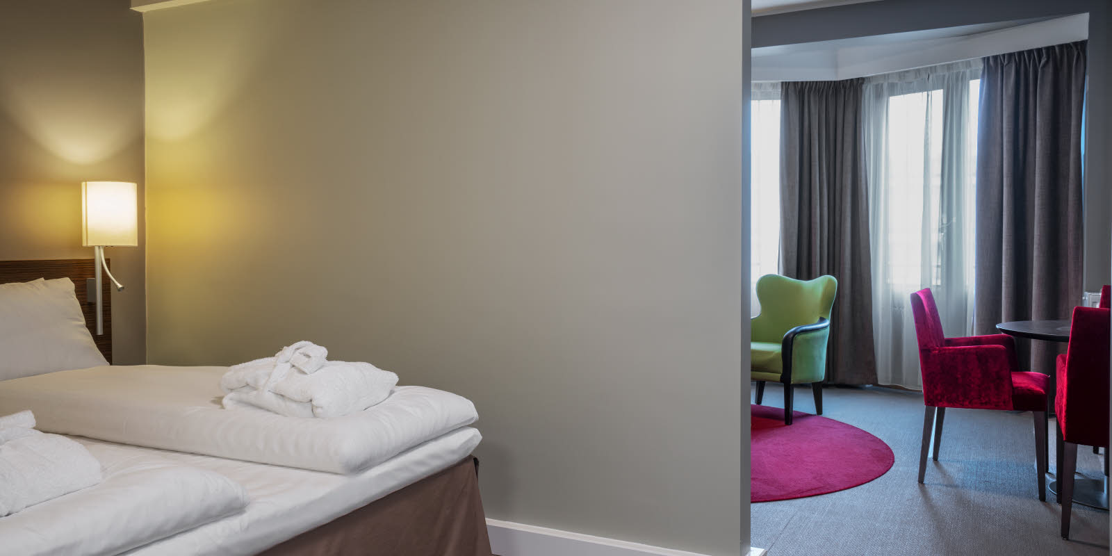 business room dobbeltseng og skillevegg ut mot stue