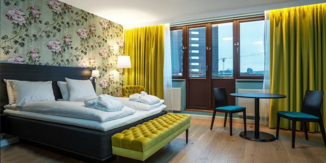 Seng og sitteplasser i superior leilighet på Thon Hotel Slottsparken Apartments