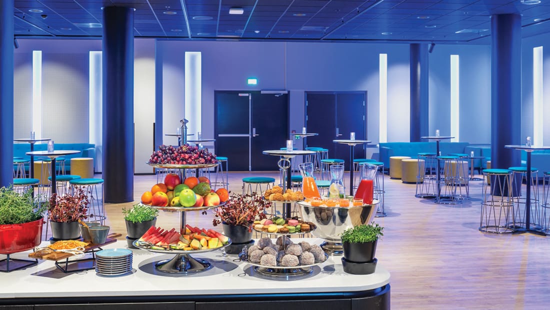 Servering av frukt og snacks i flerbrukssalen på Thon Hotel Storo i Oslo