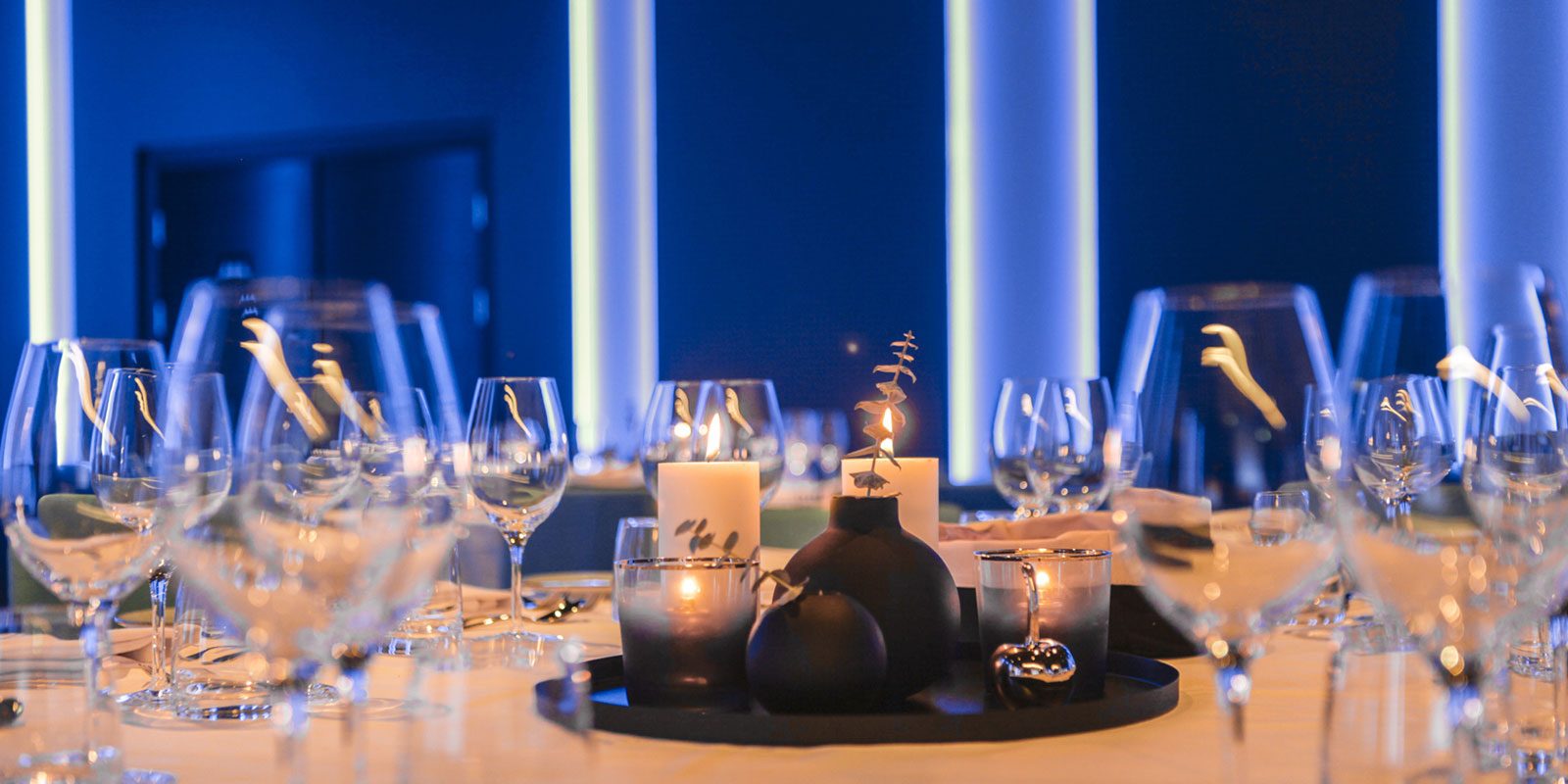 Dekket bord med bankettoppsett i største konferansesalen