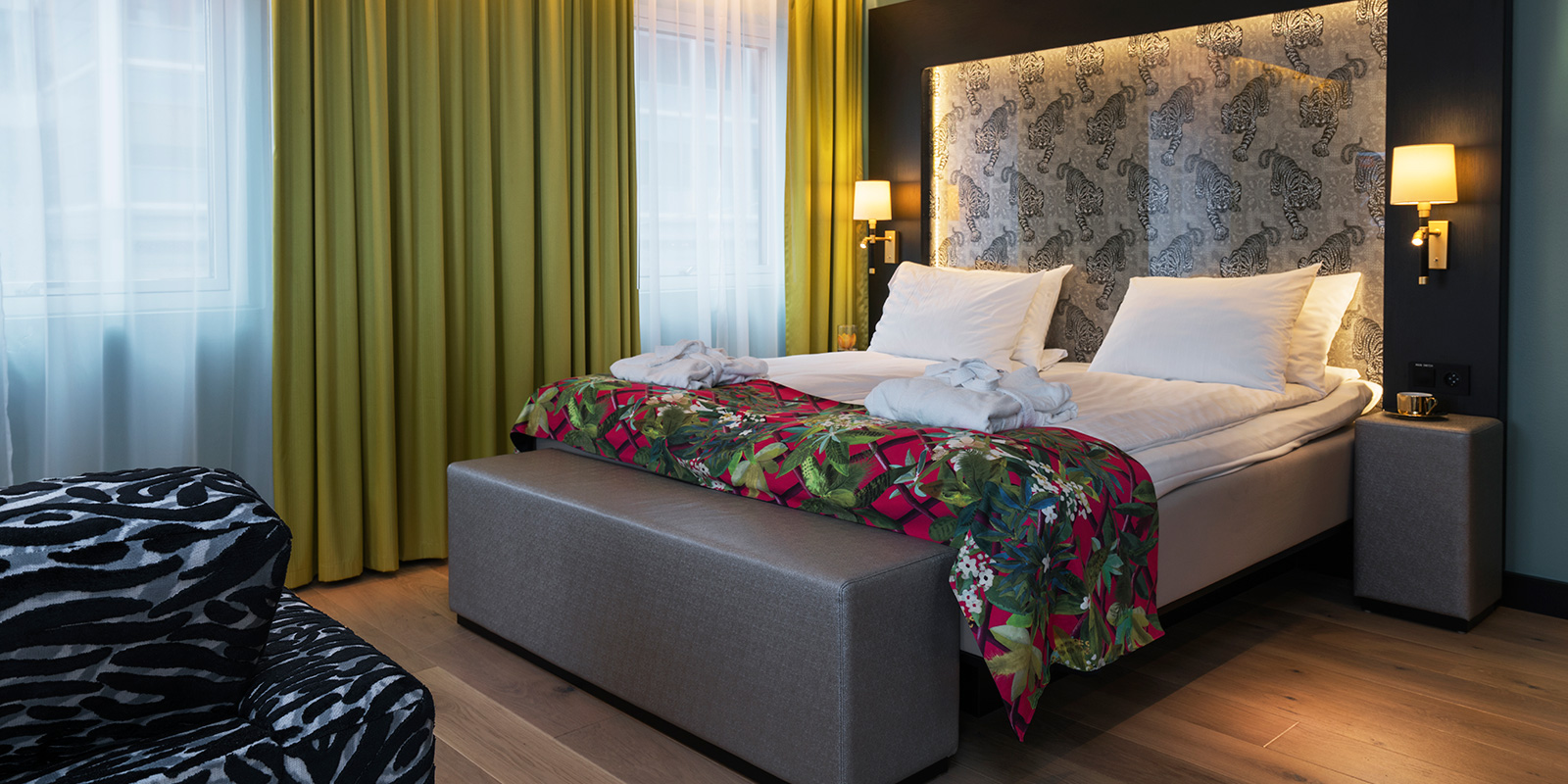 business room dobbeltseng, sofagruppe, vegghengt tv, gulvlampe, minibar