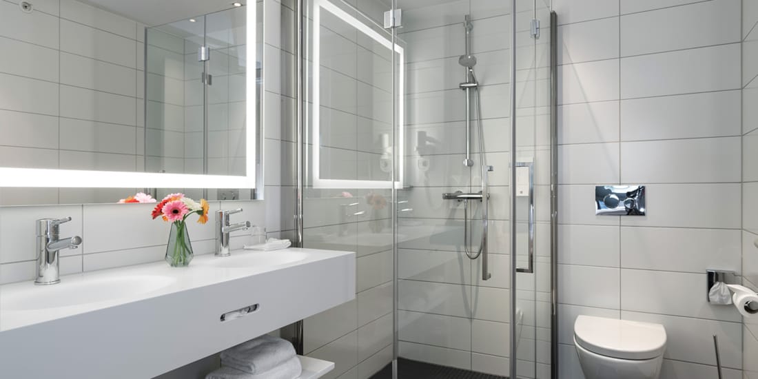 business room bad med opplyst speil, elegant servant, dusj og badekar