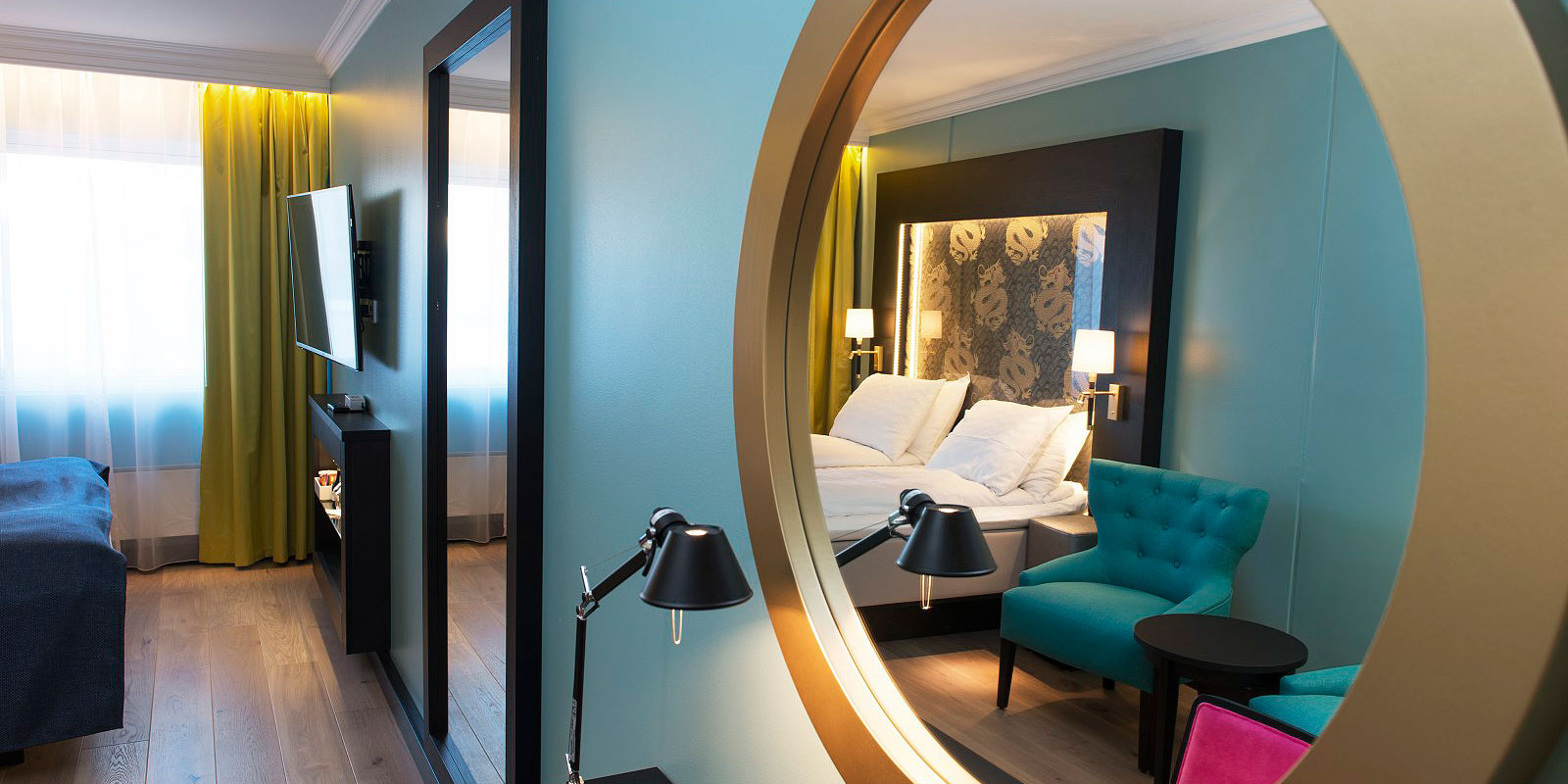 standard room double dobbeltseng, vindu i bakkant, lenestol, veggspeil, vegghengt tv