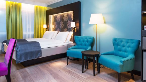 Standard dobbeltrom med god sitteplass og stor seng på Thon Hotel Terminus