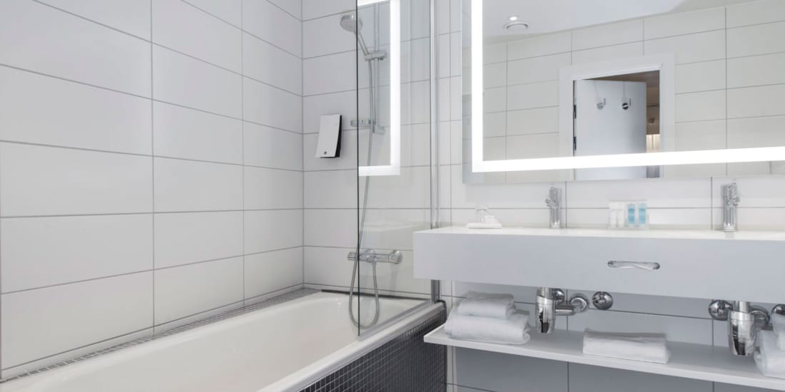 standard room double bad med dusj og badekar, elegant servant med to kraner, opplyst speil