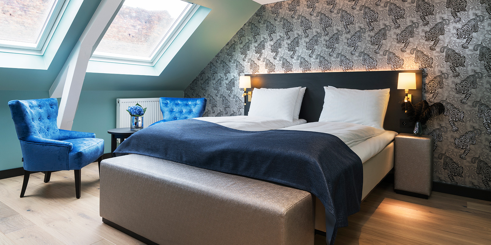 Seng og sittegruppe i dobbeltrom