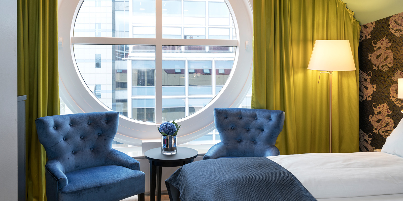 Sittegruppe og seng i dobbeltrom