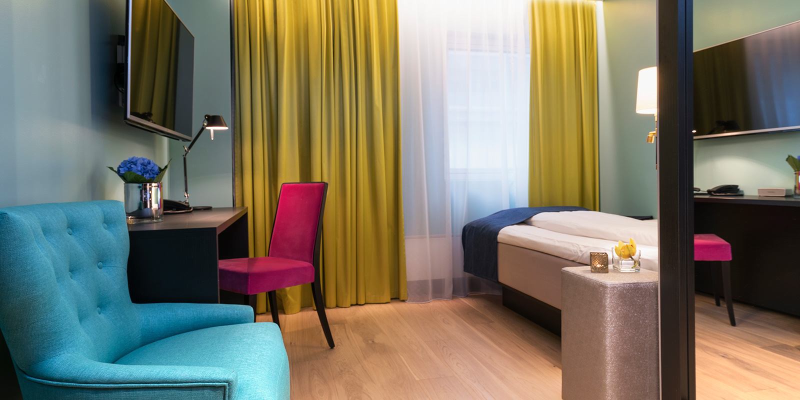 Pult, stol og enkteltseng i enkeltrom