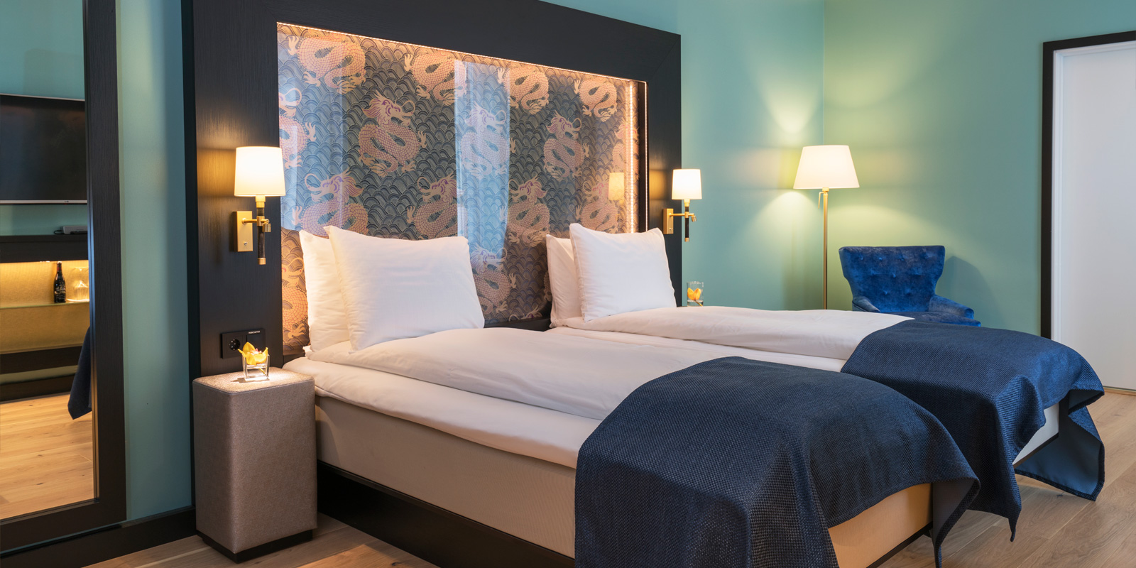 standard room twin dobbeltrom to adskilte enkeltsenger, stålampe, lenestol, skrivebord, to vinduer i bakkant