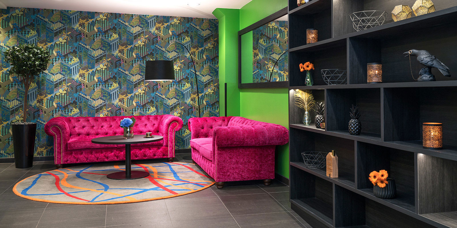 lobby med sofagruppe, spenstig interiør