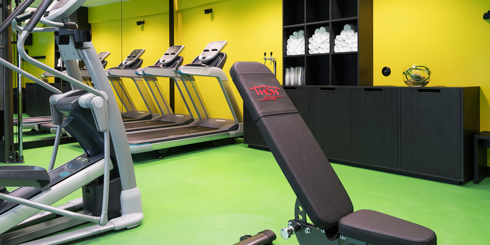 Tredemøller og styrkeapparater i treningsrom