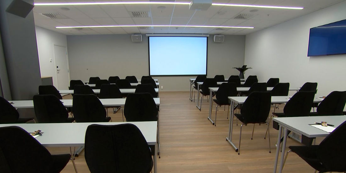 Møterom med plass til 75 personer i klasseromoppsett