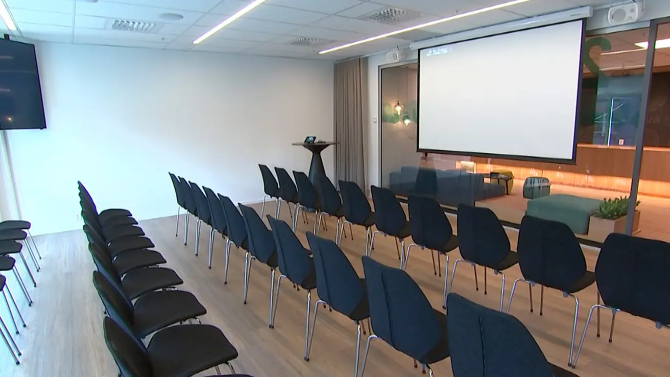Møterom med plass til 48 personer i kinooppsett