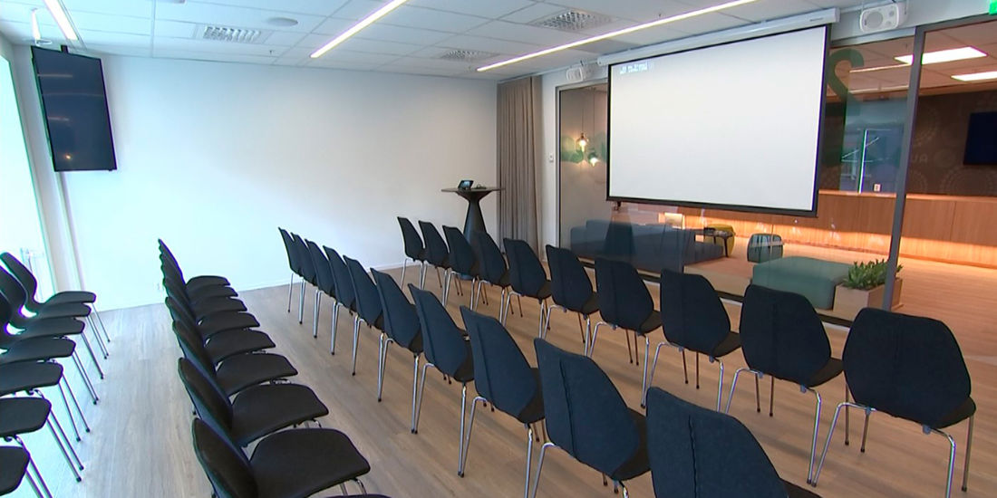 Møterom med plass til 48 personer i kinooppsett
