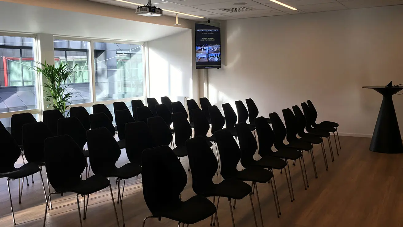 Møterom med plass til 47 personer i kinooppsett