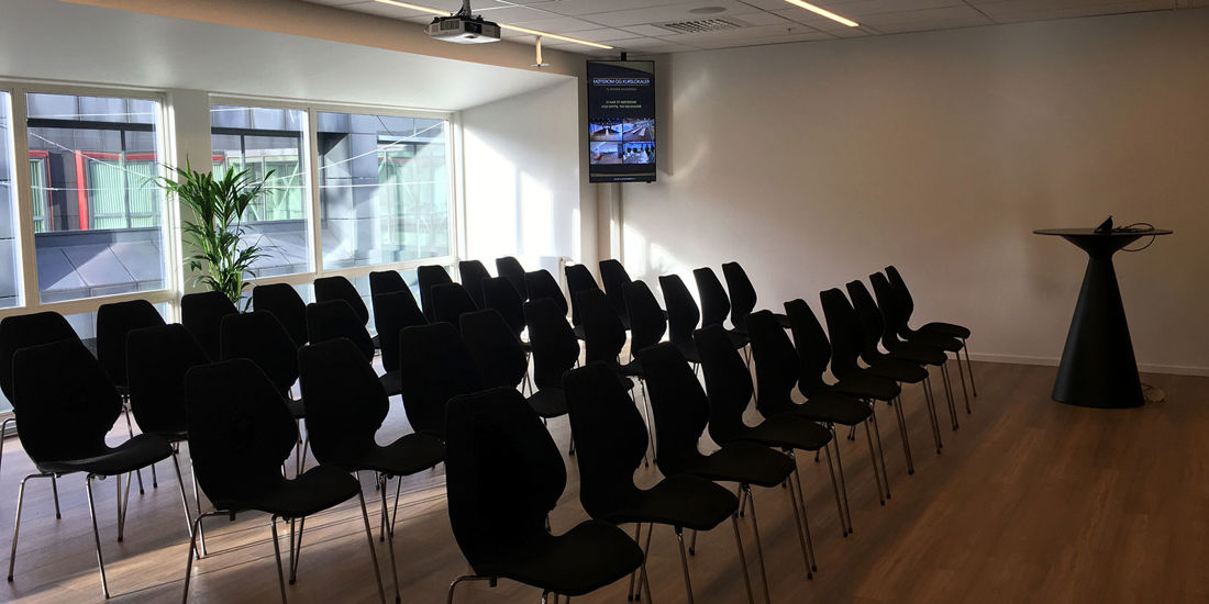 Møterom med plass til 47 personer i kinooppsett