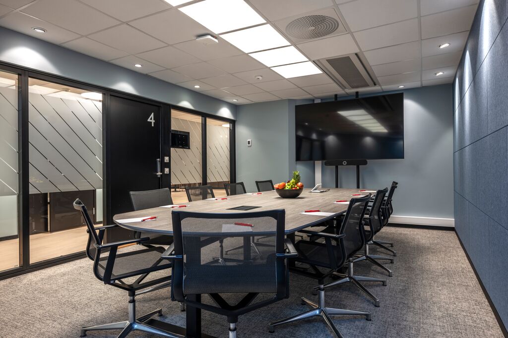 Møterom med styrebord oppsett