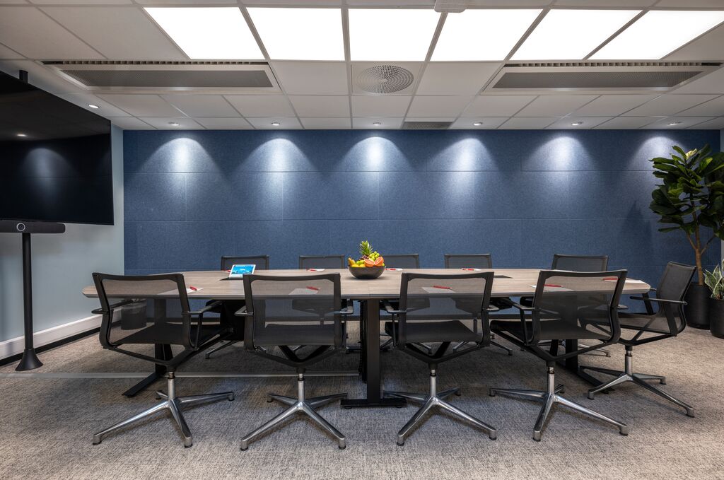 Møterom med styrebord oppsett