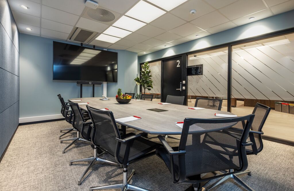 Møterom med styrebord til 12 personer