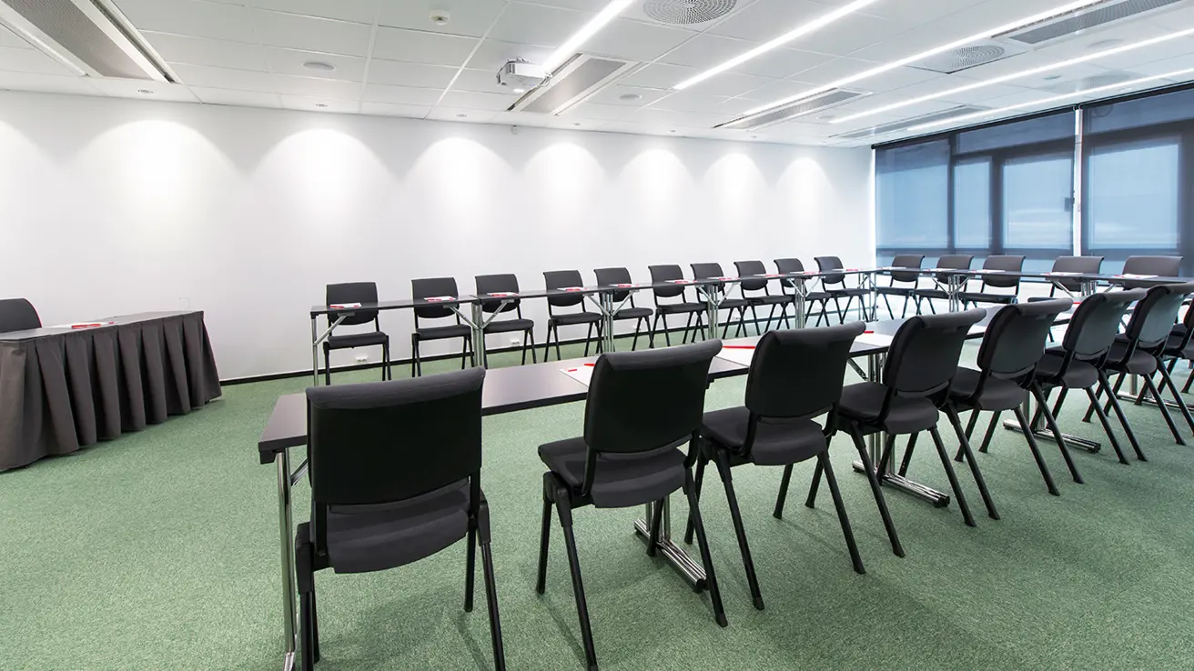 konferanserom bjørvika, u-oppsett av stoler og bord, lederplass i front, 25 plasser, vegg til vegg-teppe