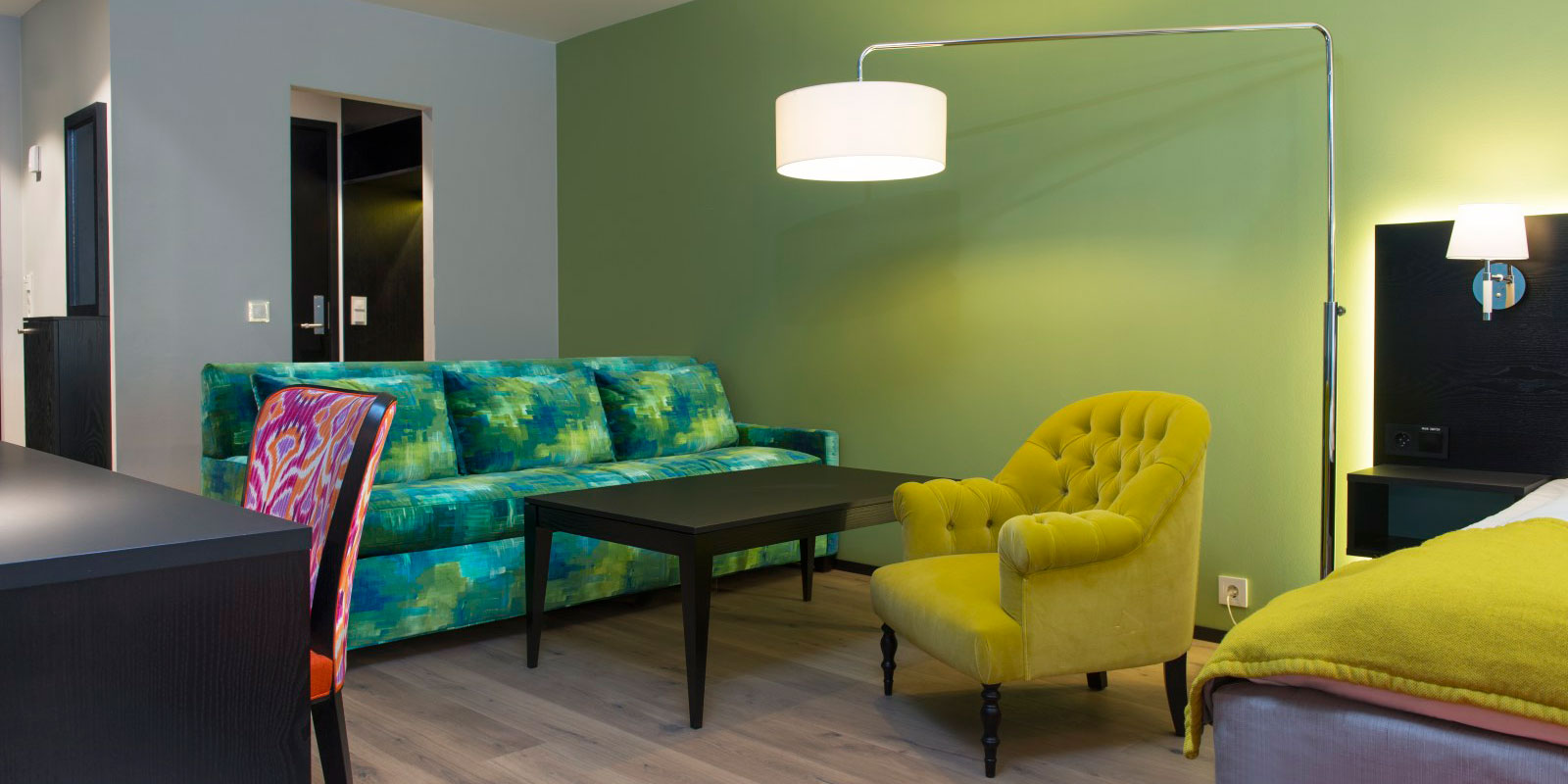 sofa, sofabord og lenestoler, skrivebord og sengekant