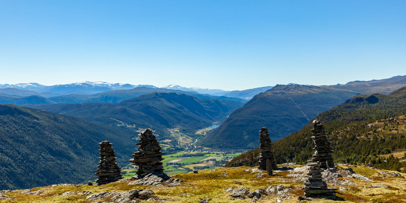 Fem steinvarder p&#xE5; Besseggen.