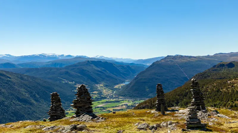 Fem steinvarder på Besseggen.
