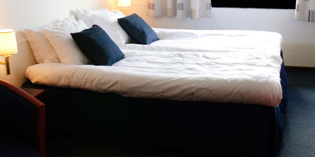 Seng i twinrom på Thon Hotel Sandnes