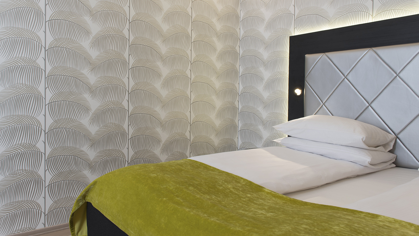 Dobbeltseng med gult sengeteppe