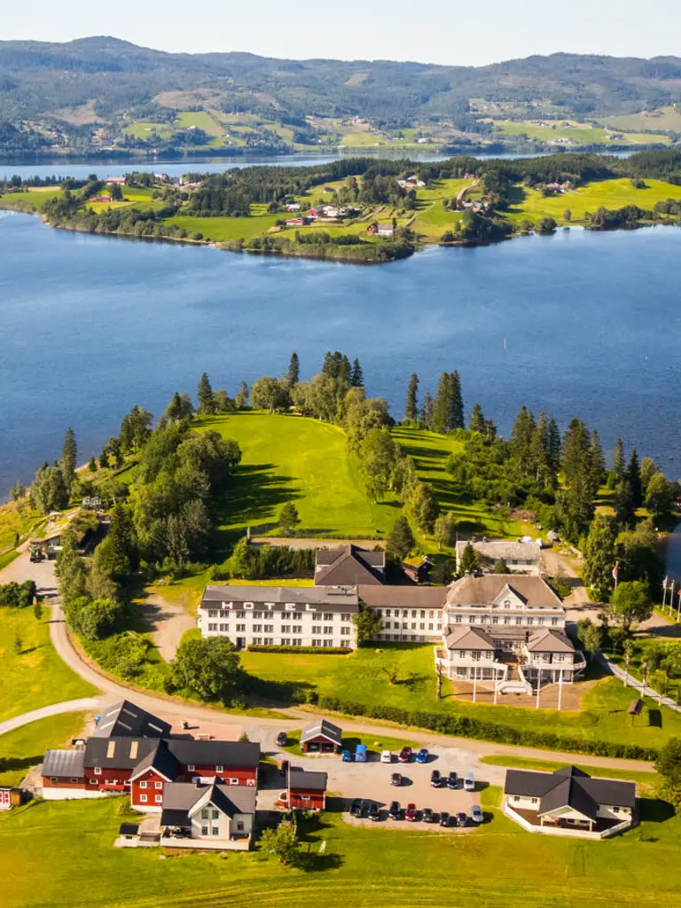 Oversiktsbilde av bredden av Selbusjøen, sett ovenfra.