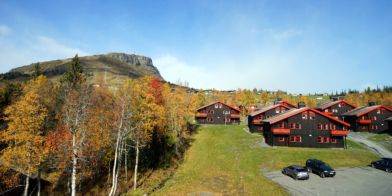 Utsikt over leilighetsbygg med parkeringsplass p&#xE5; Thon Hotel Skeikampen