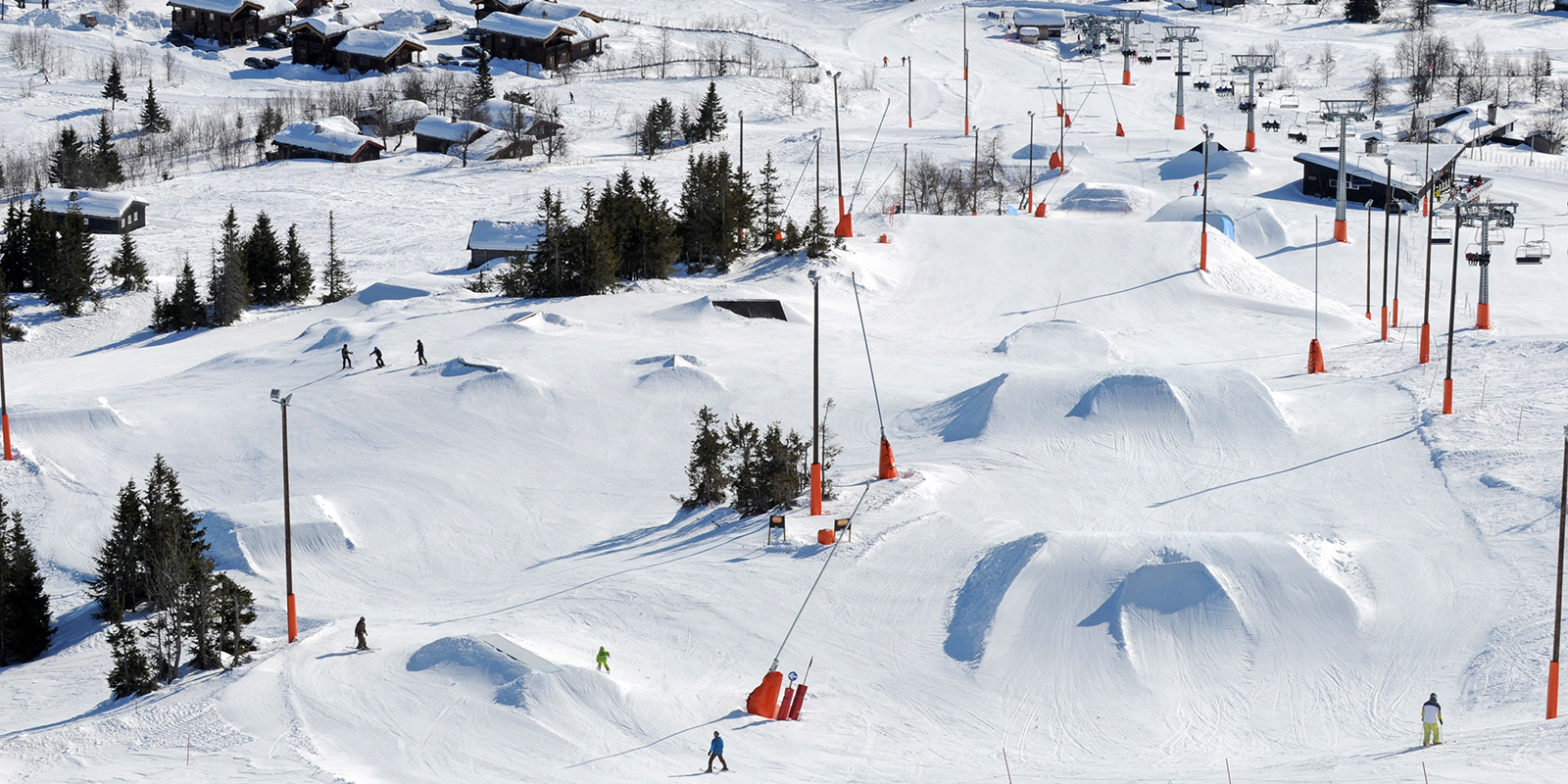 Mennesker som står på ski i bakken.